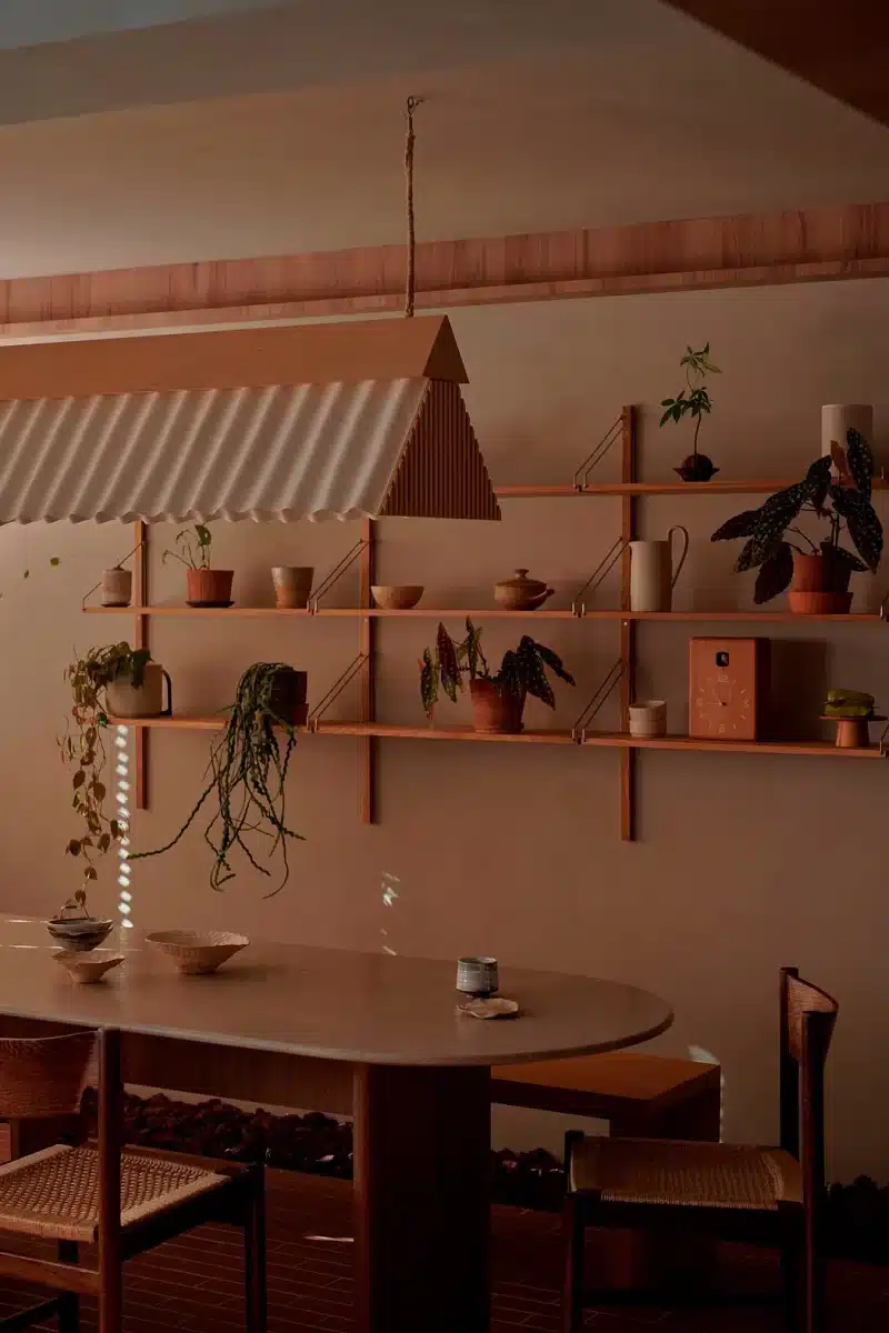 houten wandplanken eethoek ovale eettafel