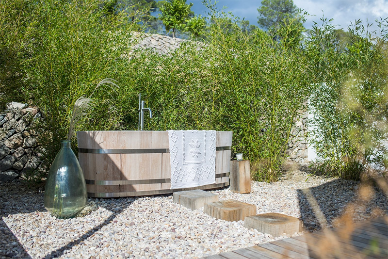 Een bad is natuurlijk geen musthave in een Ibiza tuin, maar het is wel een héle mooie toevoeging!