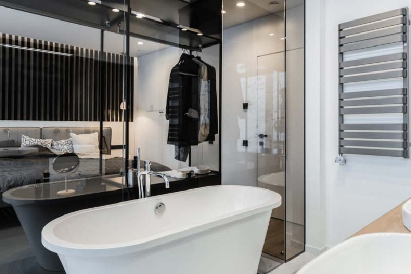 In de badkamer wordt er meestal voorkeur gegeven aan helder wit licht, zoals in deze mooie moderne badkamer met vrijstaand bad. Klik hier voor meer foto's.