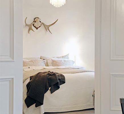 Inloopkast van minimalistisch appartement in Zweden