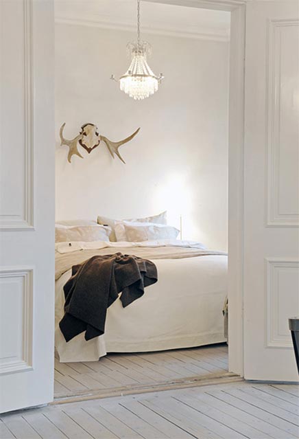 Inloopkast van minimalistisch appartement in Zweden