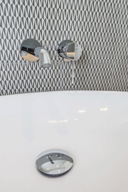 Kalme badkamer met drukke patroontegels