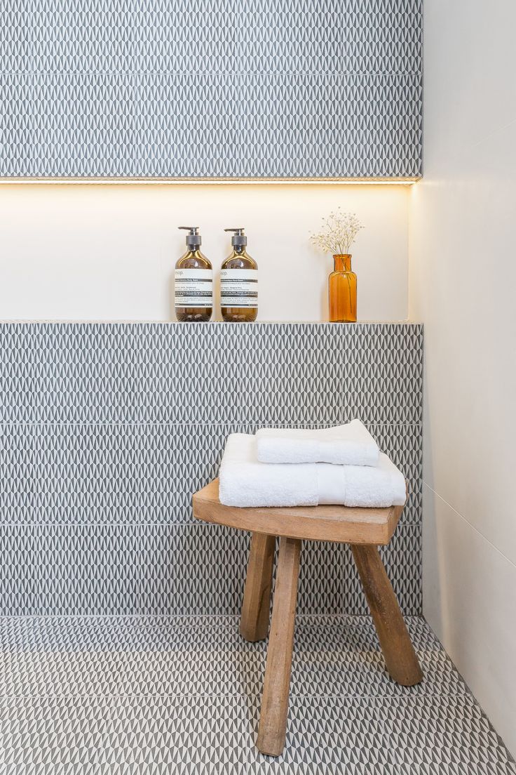 Moderne badkamer met zwart witte patroontegels