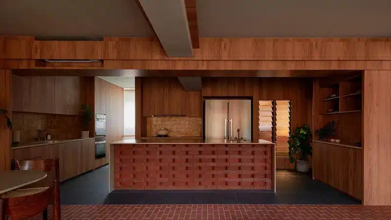 keuken hout bakstenen kookeiland terracotta