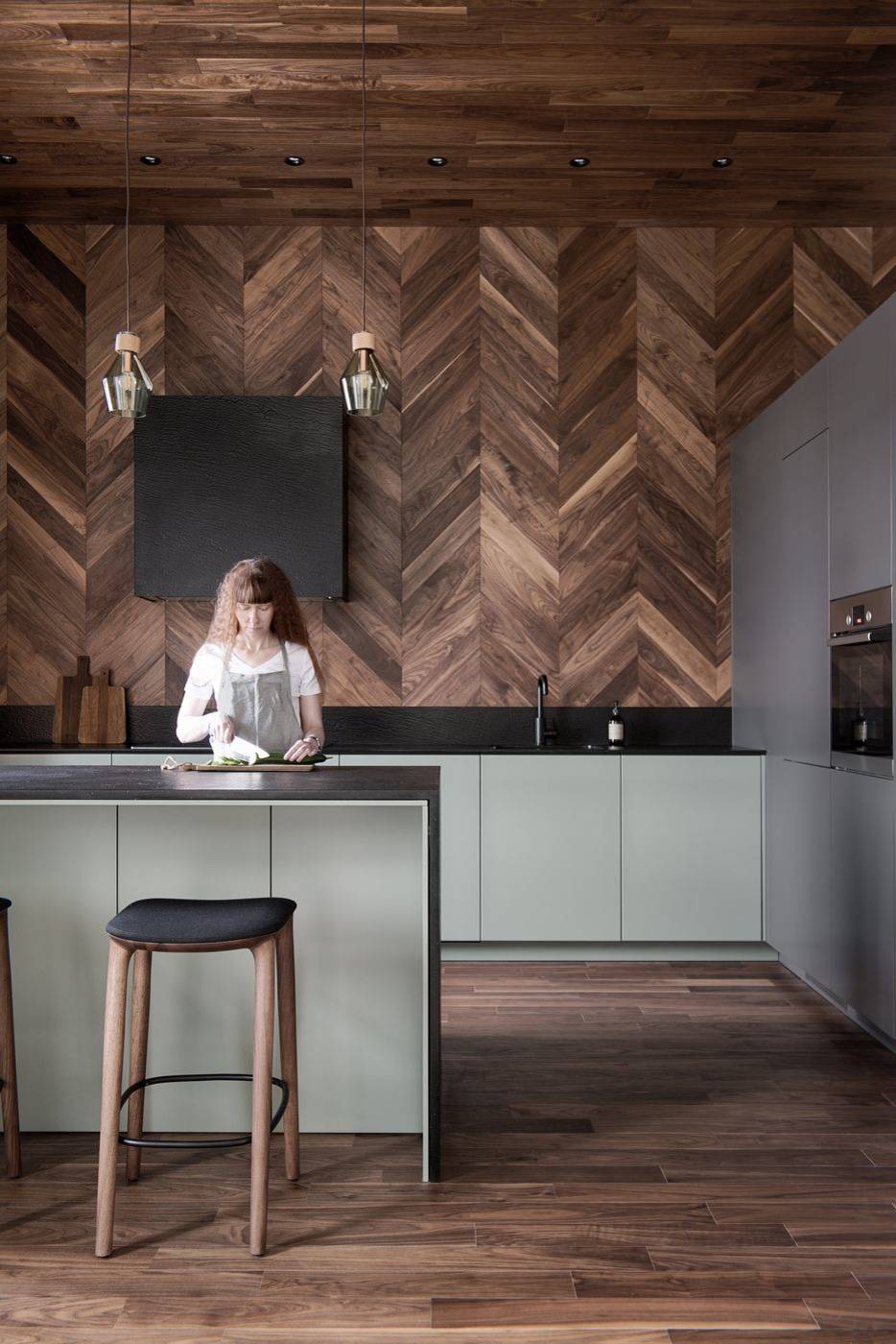 Keuken met houten houten vloer-, plafond-, en wandbekleding