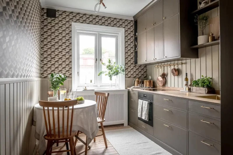 keukengerei ophangen houten stang koperen pannen