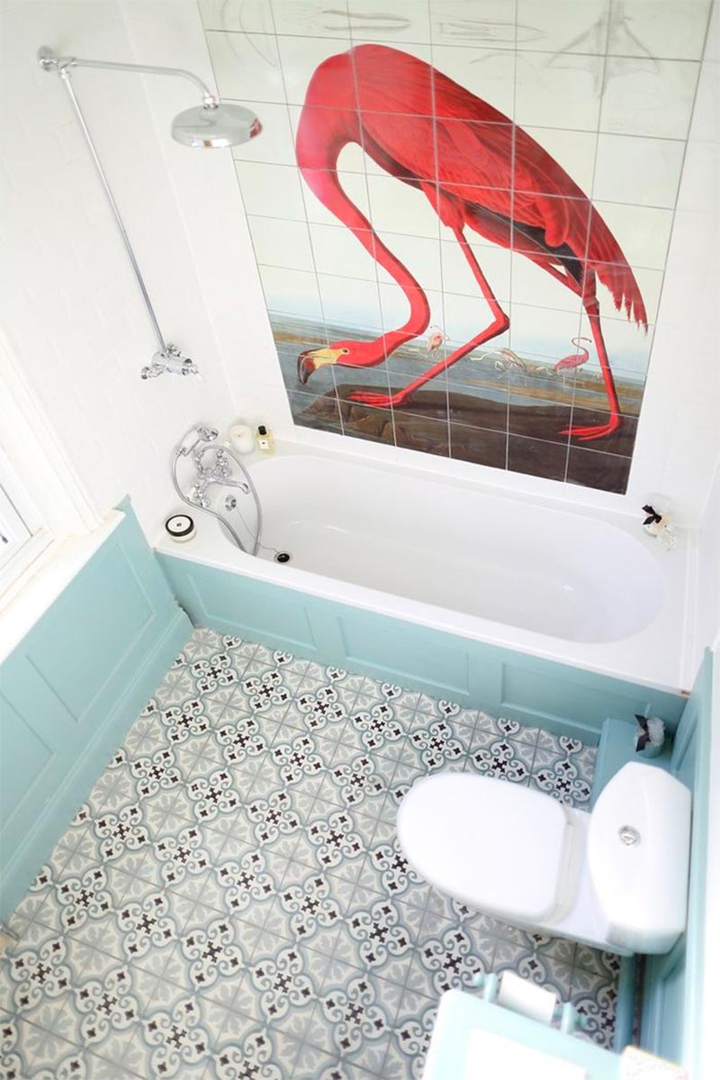 klassieke badkamer groot flamingo kunstwerk