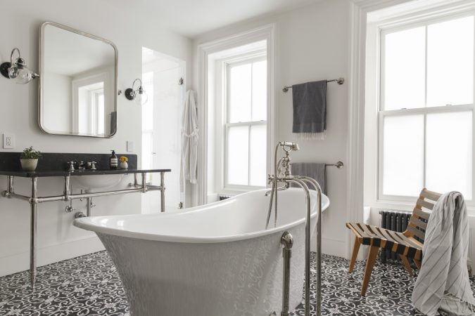 Klassieke badkamer met mooie patroontegels