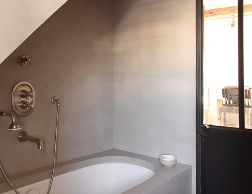 Klassieke landelijk badkamer met betonstuc en houten vloer