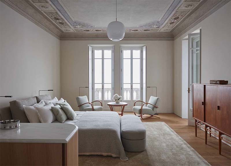 Prachtige slaapkamer met een warme houten vloer, aangevuld met frisse pasteltinten.