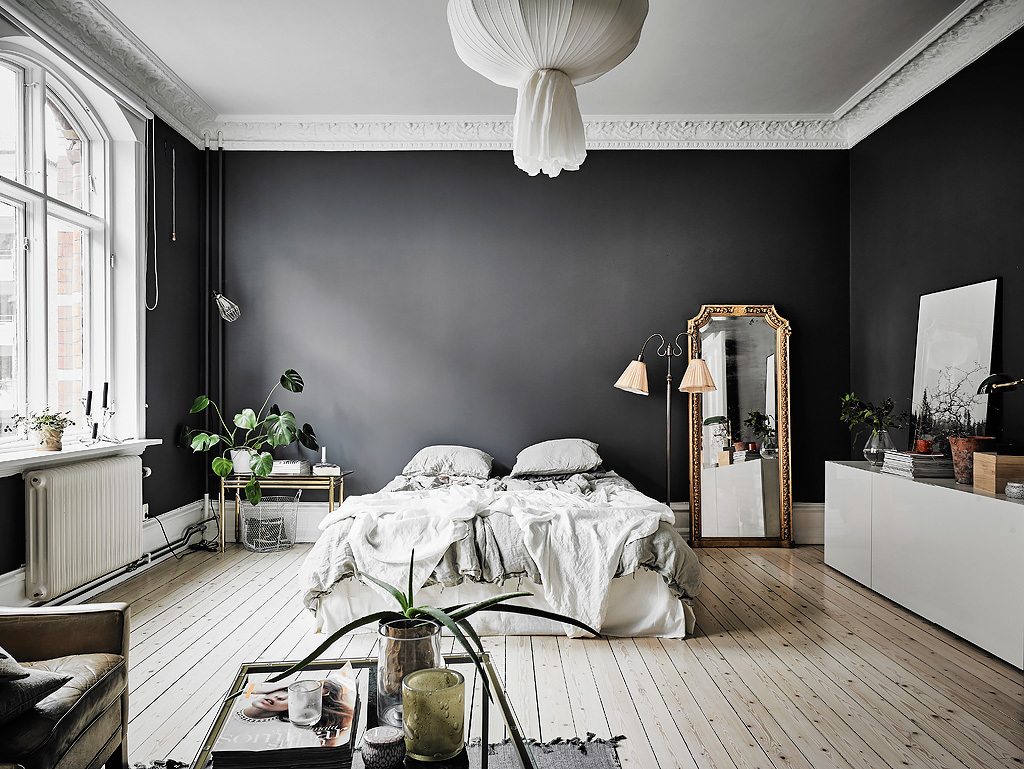 Klein appartement met stoere zwarte muren