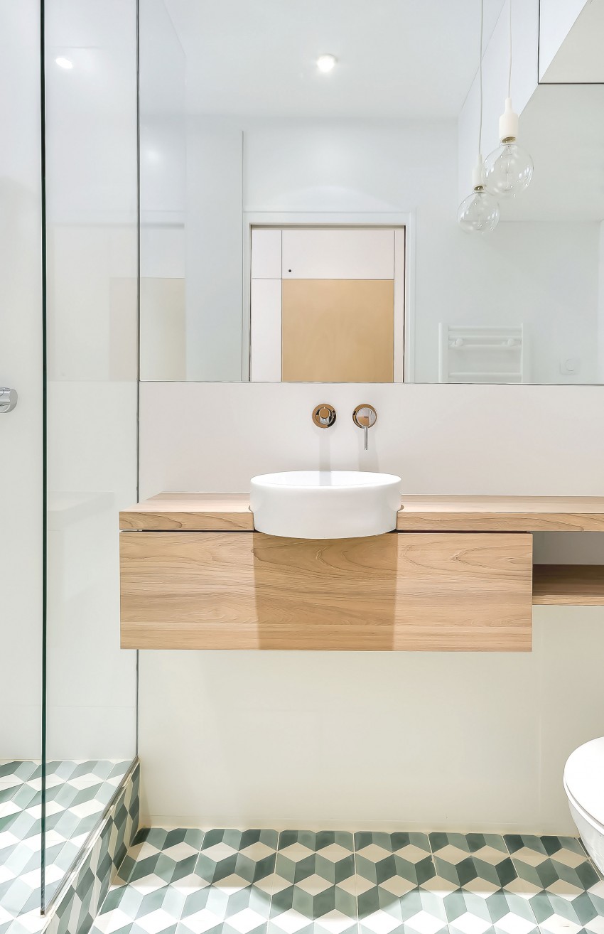 Kleine badkamer van 2,3m2 met zwevende houten meubel op maat