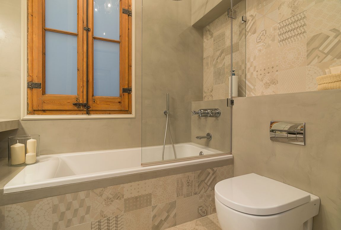 Kleine badkamer betonstuc en patchwork tegels
