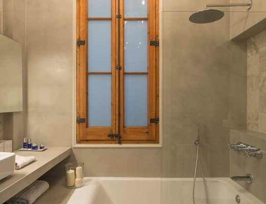 Kleine badkamer betonstuc en patchwork tegels