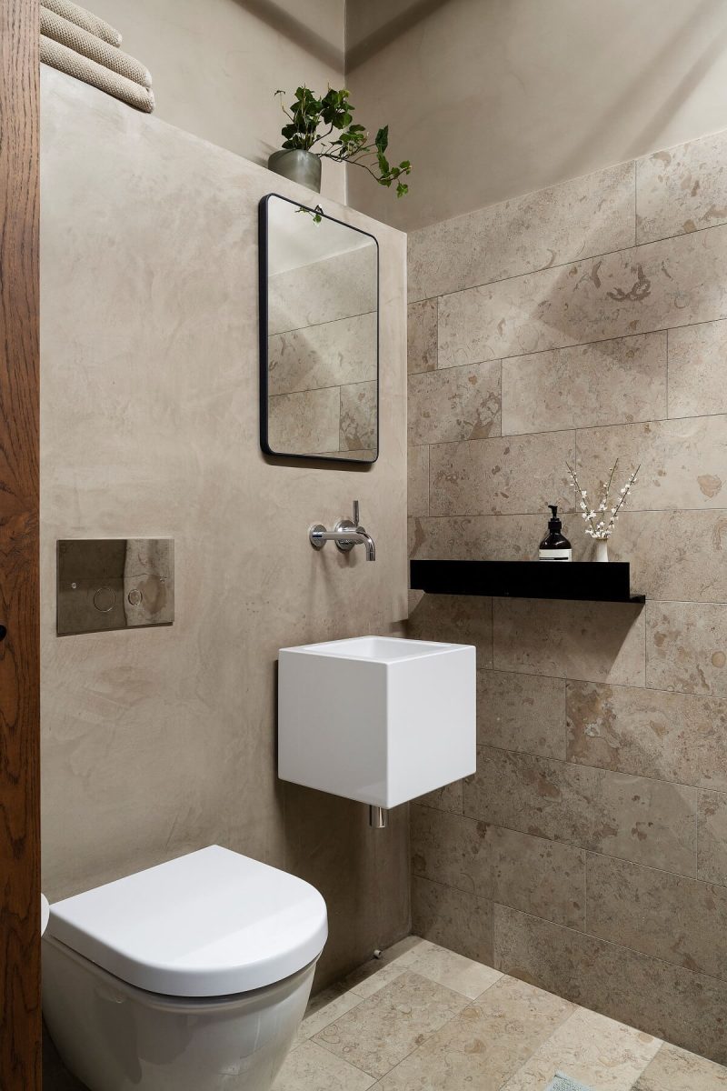 kleine badkamer travertin tegels