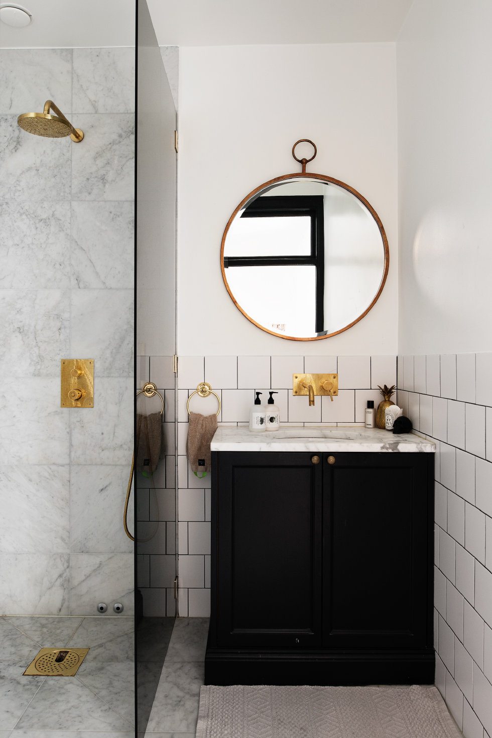 Deze kleine chique klassieke badkamer is ingericht met hele stijlvolle details. Klik hier voor meer foto's.