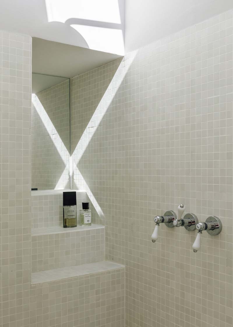 Kleine grijze tegeltjes badkamer