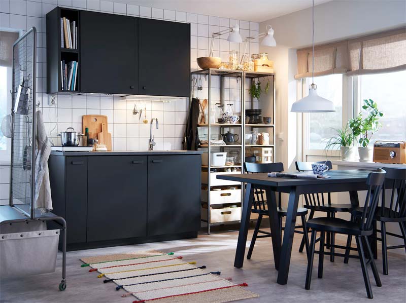 Kleine zwarte keuken van IKEA