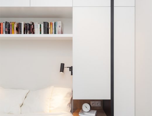 Deze kleine moderne slaapkamer is voorzien van een strakke multifunctionele wandkast