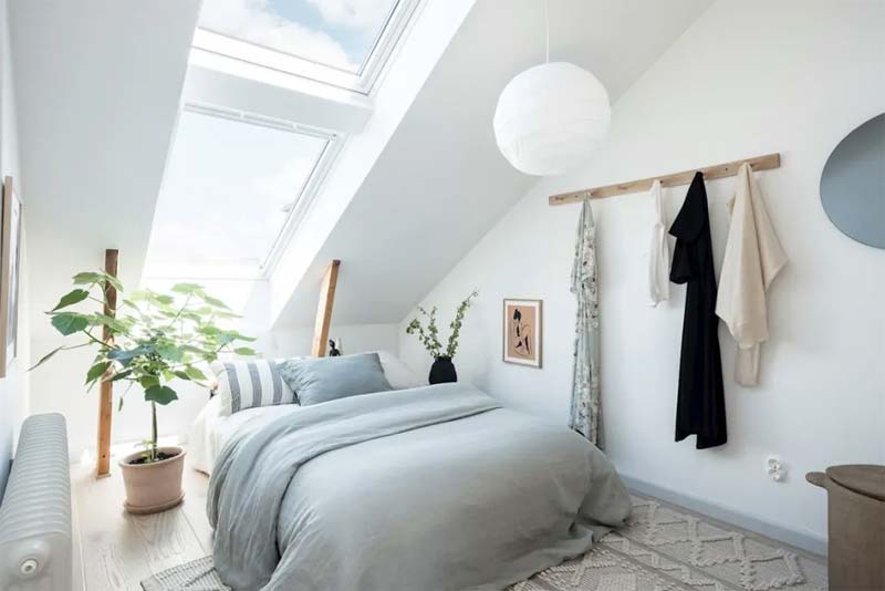 kleine slaapkamer met schuin dak
