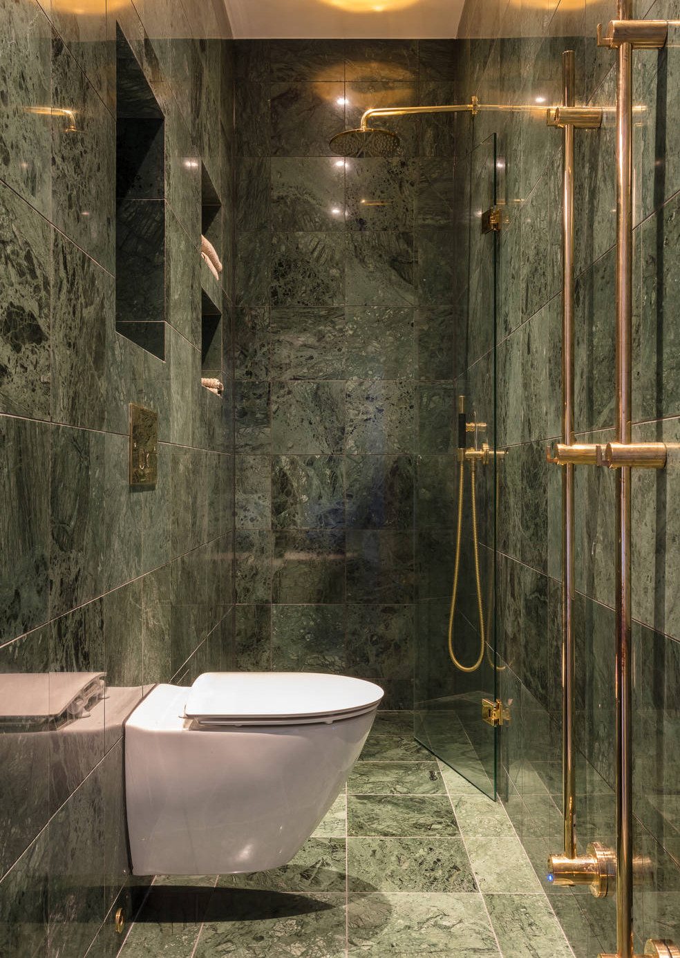 Spiksplinternieuw Kleine smalle badkamer in groen marmer | Inrichting-huis.com ZX-48