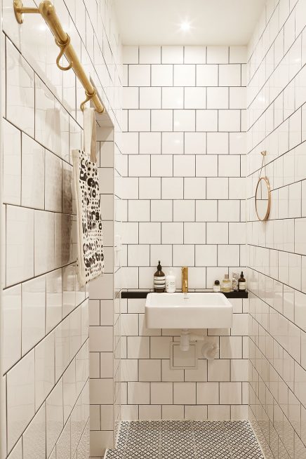 Kleine witte badkamer met gouden details