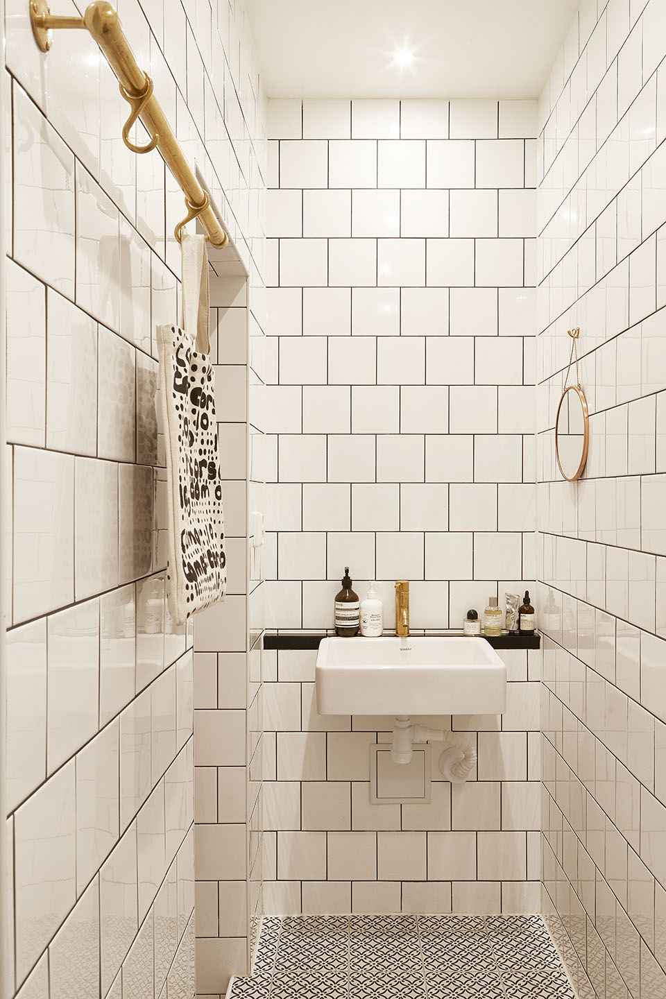 Kleine witte badkamer met gouden details
