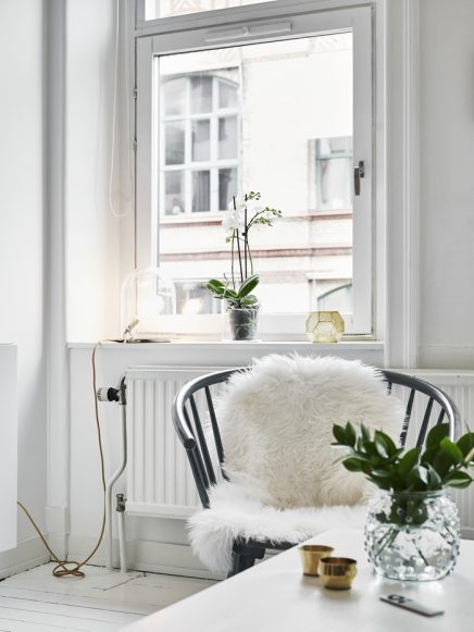 Kleine witte woonkamer met witte meubels