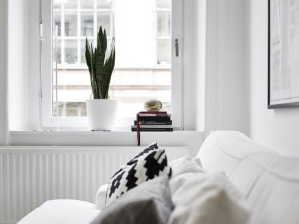 Kleine witte woonkamer met witte meubels