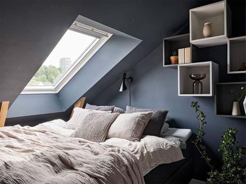 kleine zolder slaapkamer-met-schuin dak blauwe muren