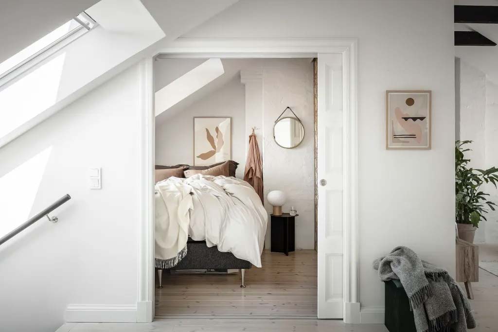 kleine zolder slaapkamer schuin dak ronde spiegel