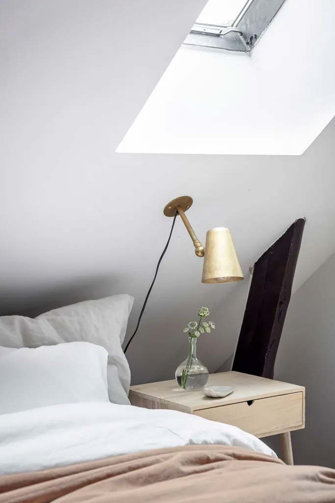 kleine zolder slaapkamer schuin dak wandlamp
