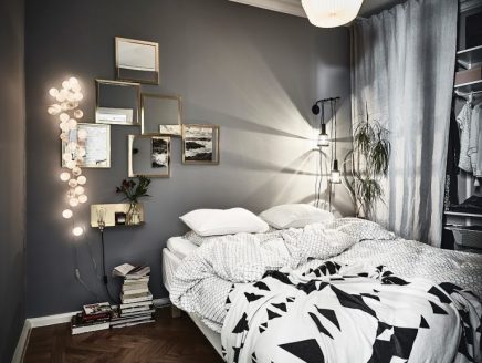 Knusse slaapkamer met grijze wanden en gouden details