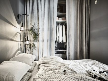 Knusse slaapkamer met grijze wanden en gouden details