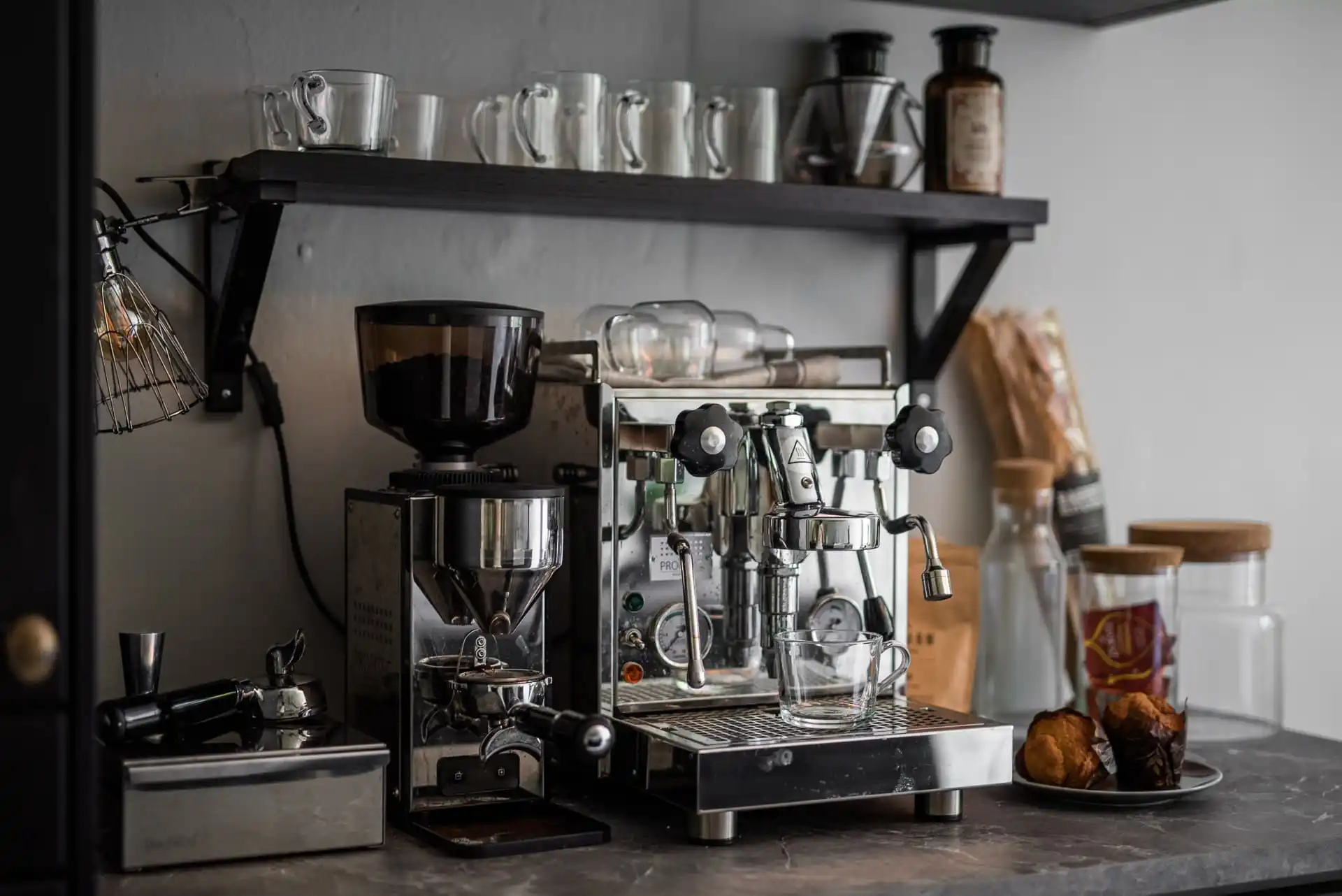 In deze keuken is een mooi koffiehoekje ingericht op het aanrecht, met de prachtige La Pavoni New Cellini Espressomachine. De RVS afwerking geeft de machine ook een moderne en stijlvolle uitstraling die in elke keuken past.