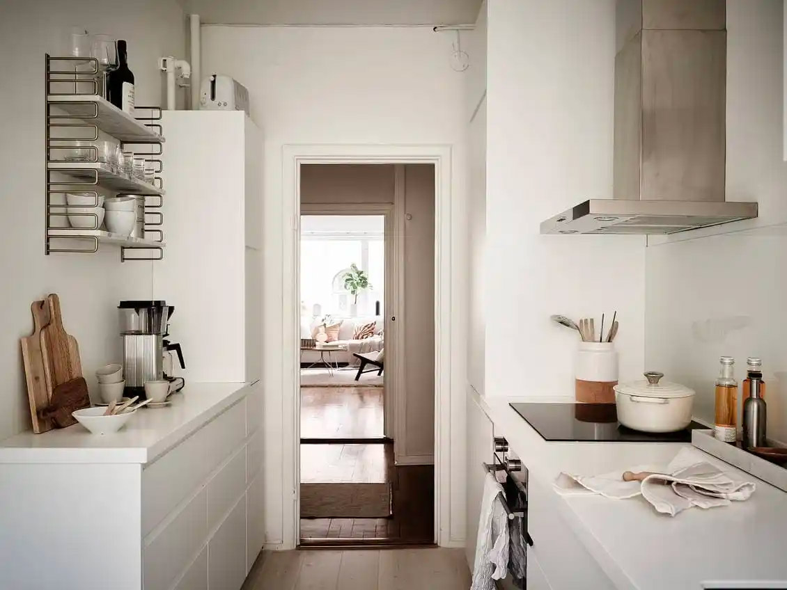 Ook in een kleine smalle en kleine keuken kan je een heel leuk koffiehoekje creeeren.