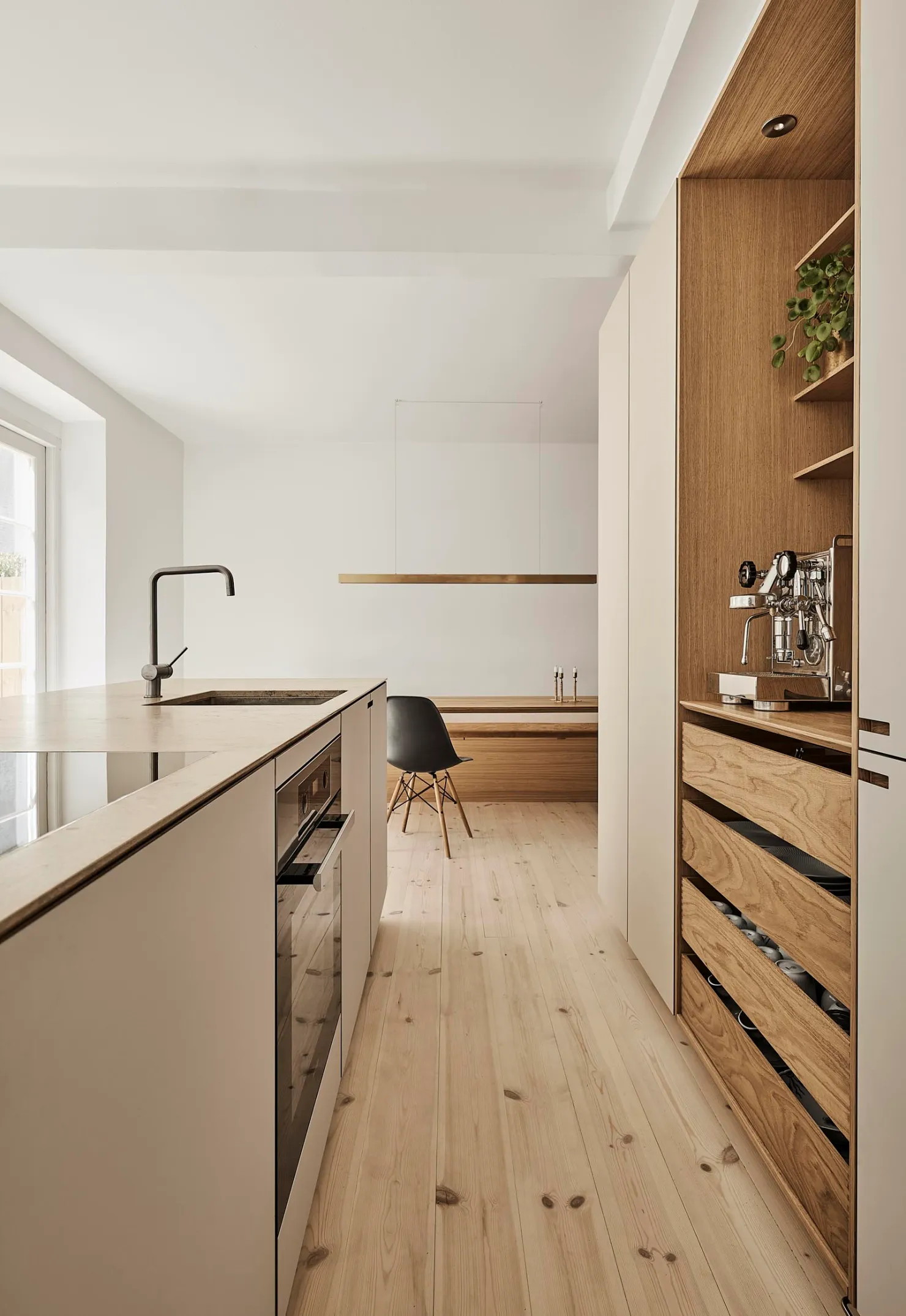 Deense keukenontwerpstudio Nicolaj Bo heeft deze prachtige moderne keuken ontworpen. Tegenover het kookeiland is een kast open kast gecreëerd voor het chique koffiehoekje met genoeg opbergruimte. | Bron: Nicolajbo.dk