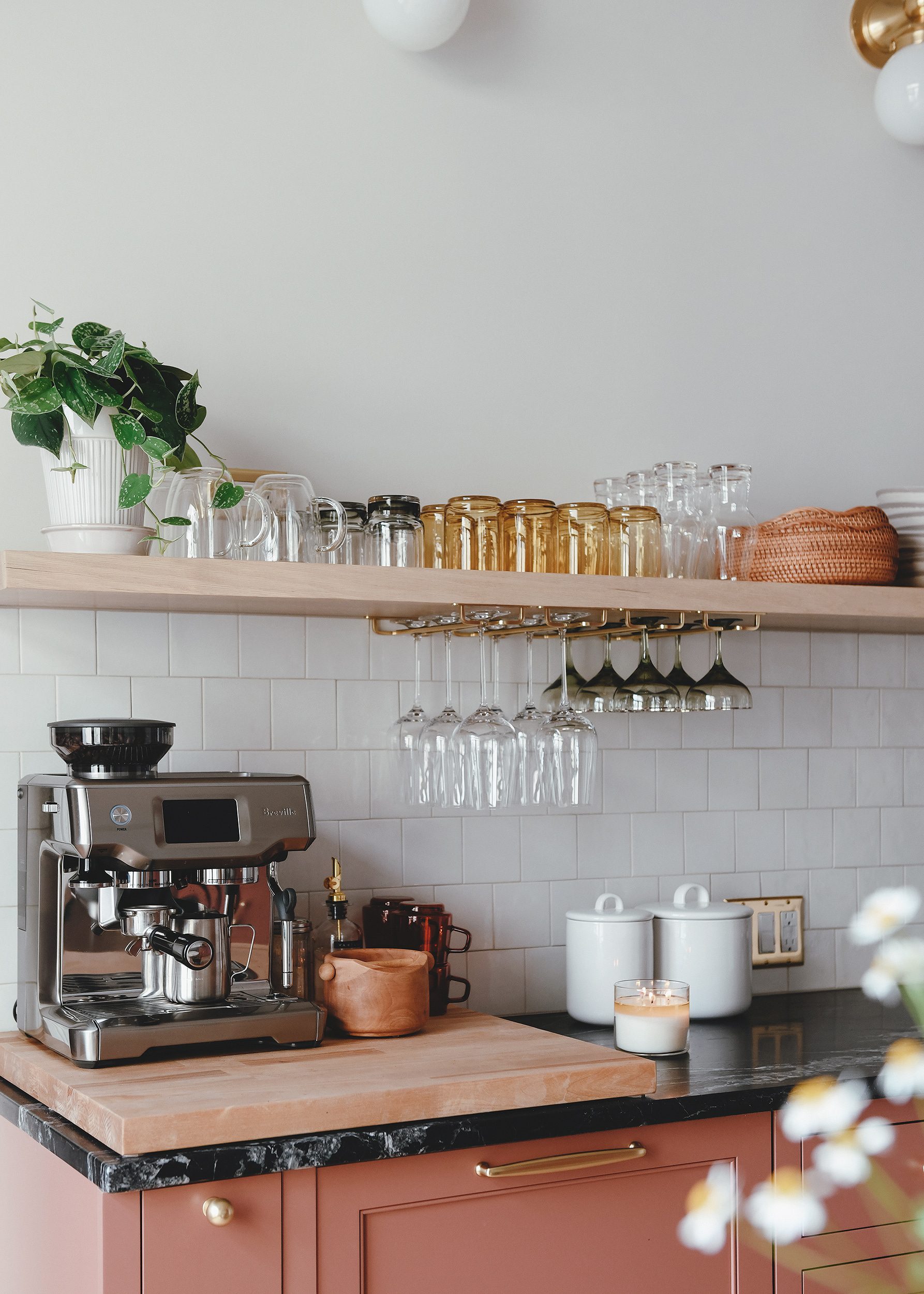 Kim & Scott hebben een compacte, maar erg stjilvolle en praktische koffiehoekje ingericht in hun keuken, waar alles binnen handbereik is. | Bron: Yellowbrickhome.com