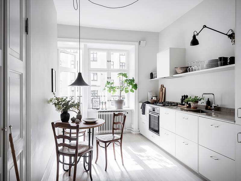 lage witte keukenkasten natuurstenen werkblad