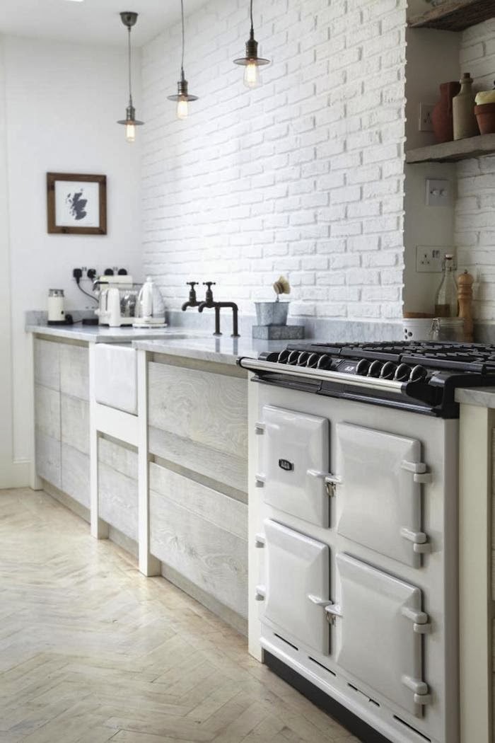 landelijke keuken houten keukenkasten marmeren werkblad witte bakstenen keuken achterwand