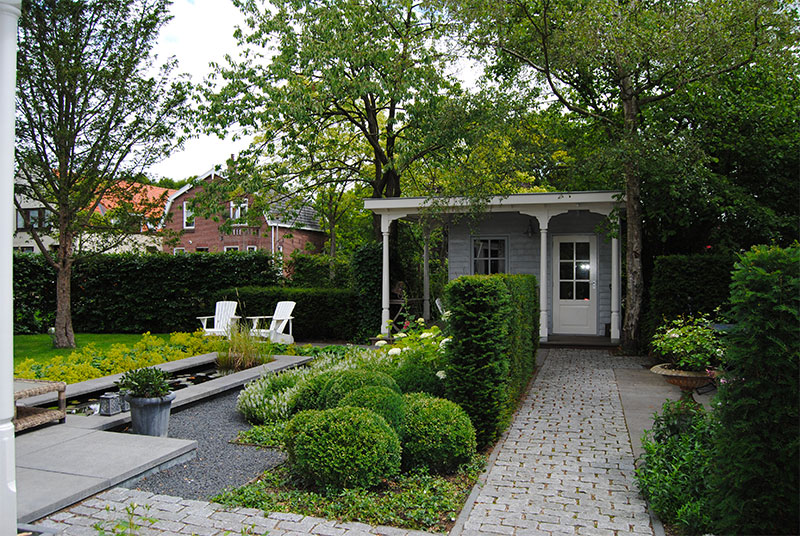 Deze mooie landelijke tuin met vijver is ontworpen door Van der Waal Tuinen | Bron: Vanderwaaltuinen.nl