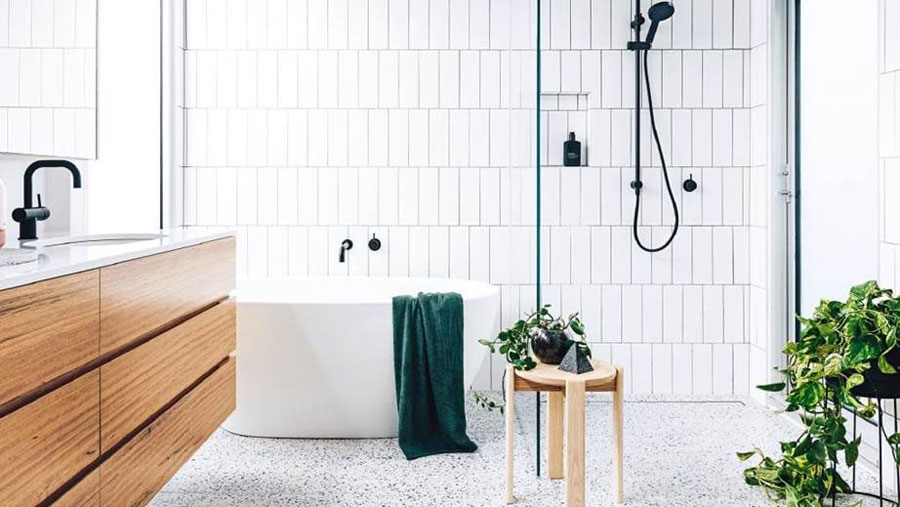 Deze designbadkamer is ingericht met lichte wanden en lichte vloer, terwijl de houten meubels sfeer en warmte toevoegt aan de ruimte. Klik hier voor meer foto's.
