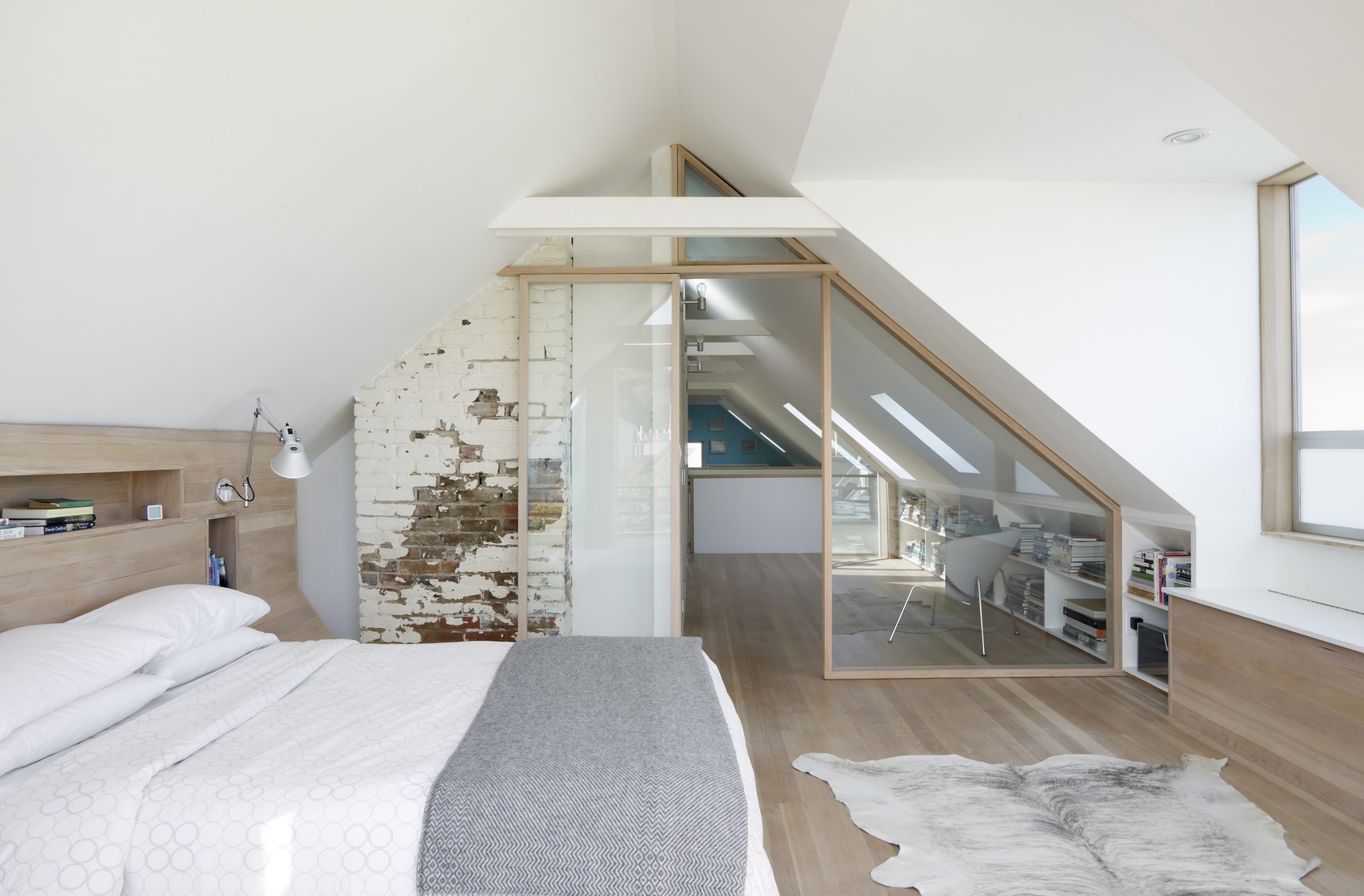 lichte ruimtelijke slaapkamer op zolder met dakkapel