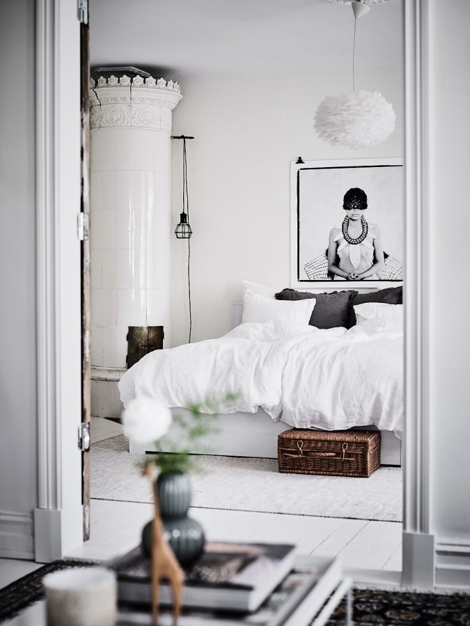 grote-lichte-slaapkamer-met-leeshoek-inrichting-huis