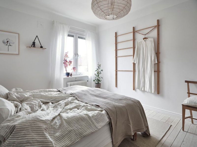 Lichte Scandinavische slaapkamer met mooie houttinten