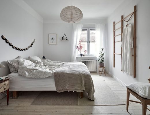 Lichte Scandinavische slaapkamer met mooie houttinten