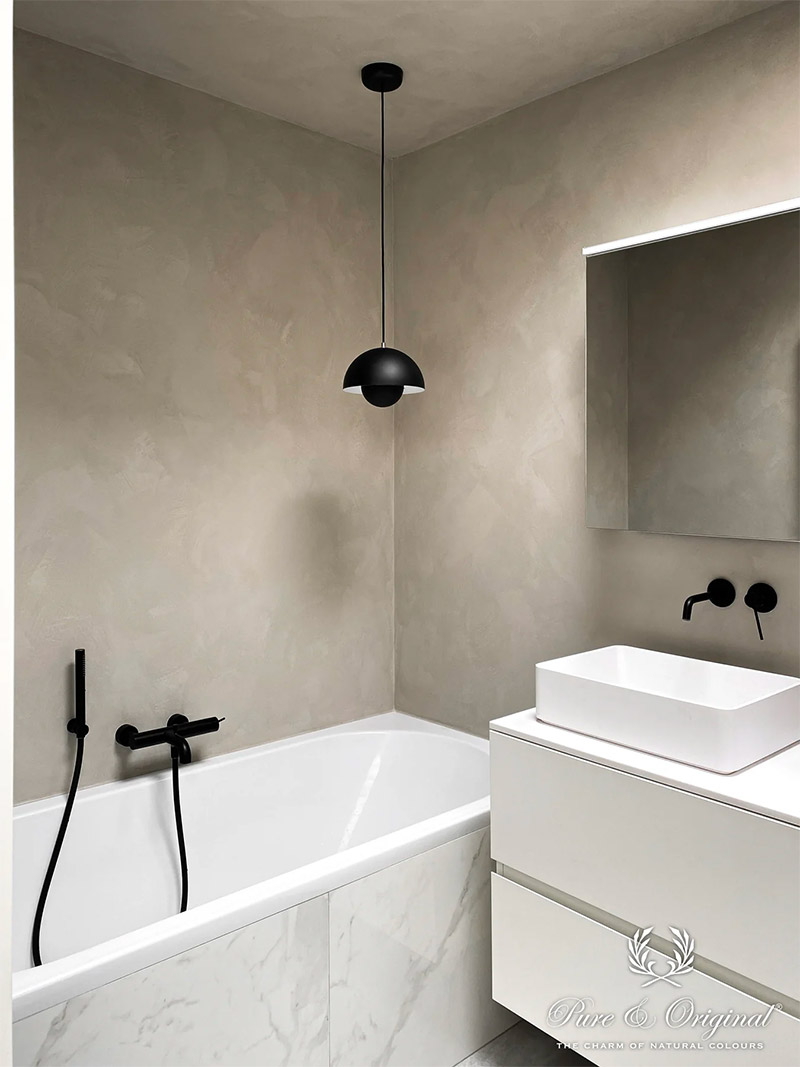 De muren in deze mooie badkamer zijn geverfd met de Fresco Old Flax limewash verf van Pure & Original.