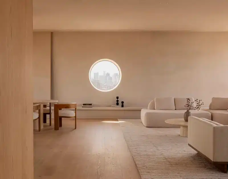 luxe appartement rond raam microcement wanden