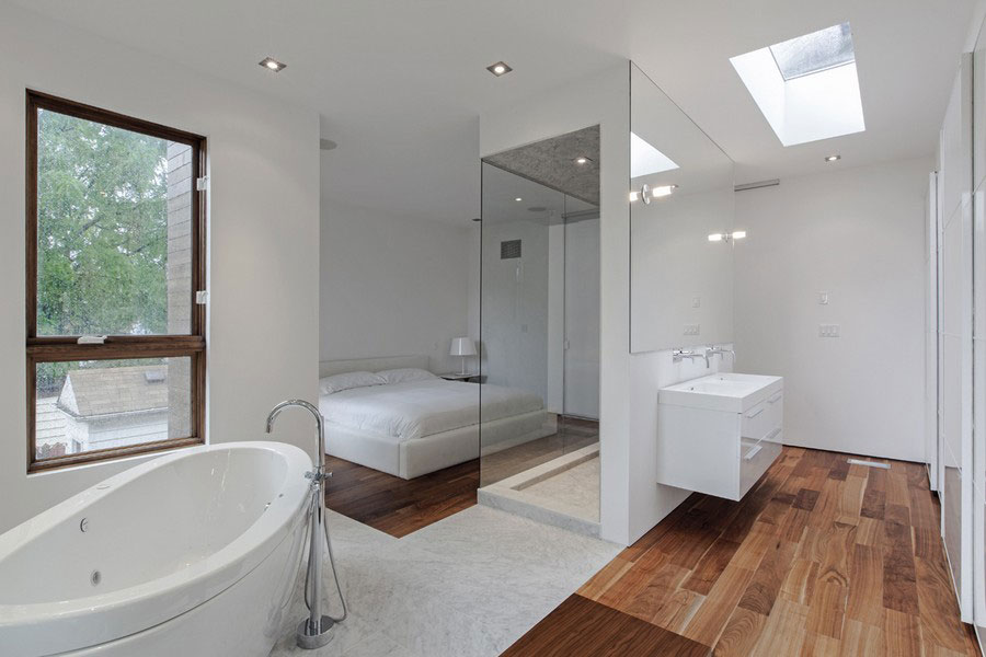 Luxe badkamer met vrijstaand bad en inloopdouche als scheidingswand