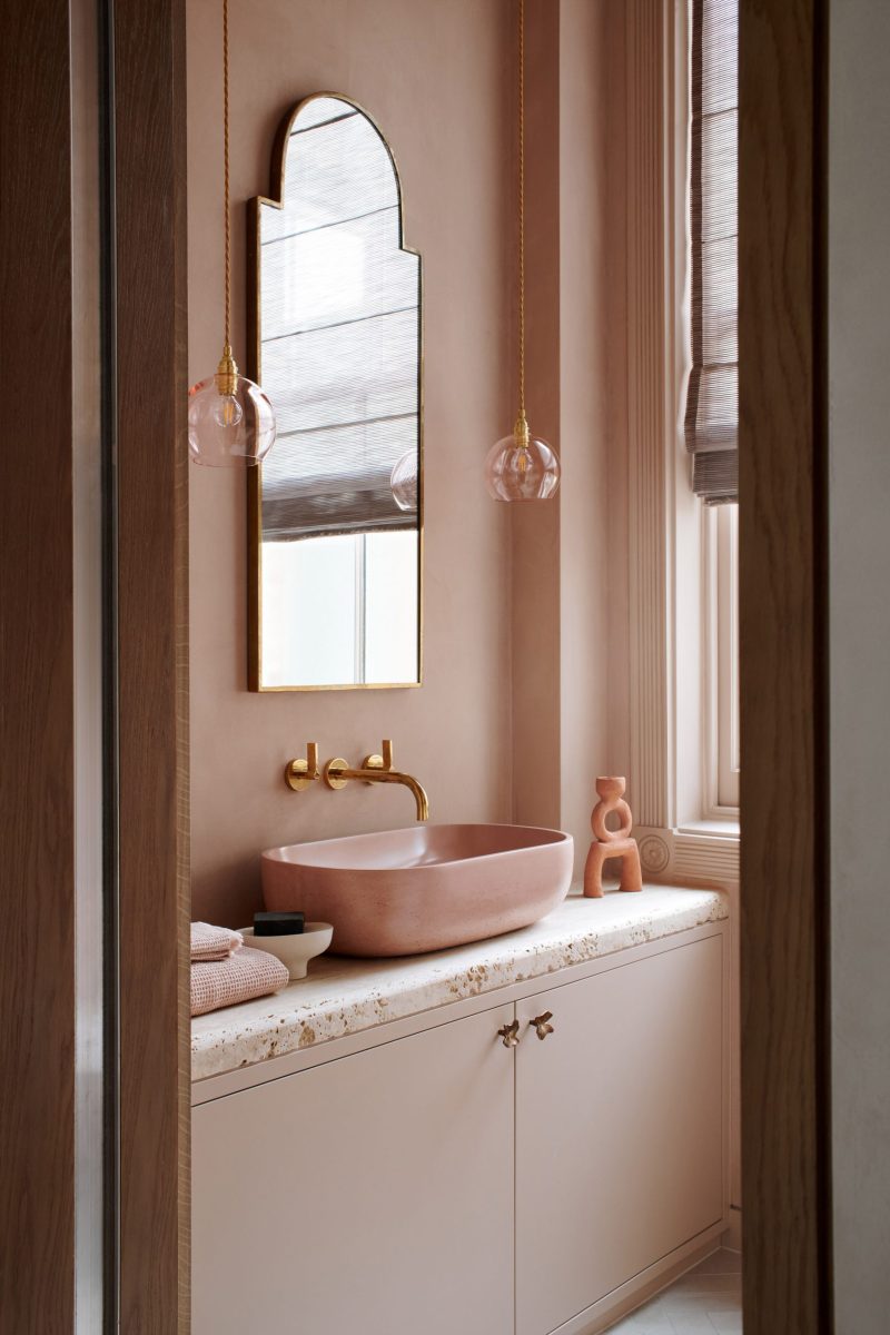 Dezelfde roze tinten lopen door in de badkamer.